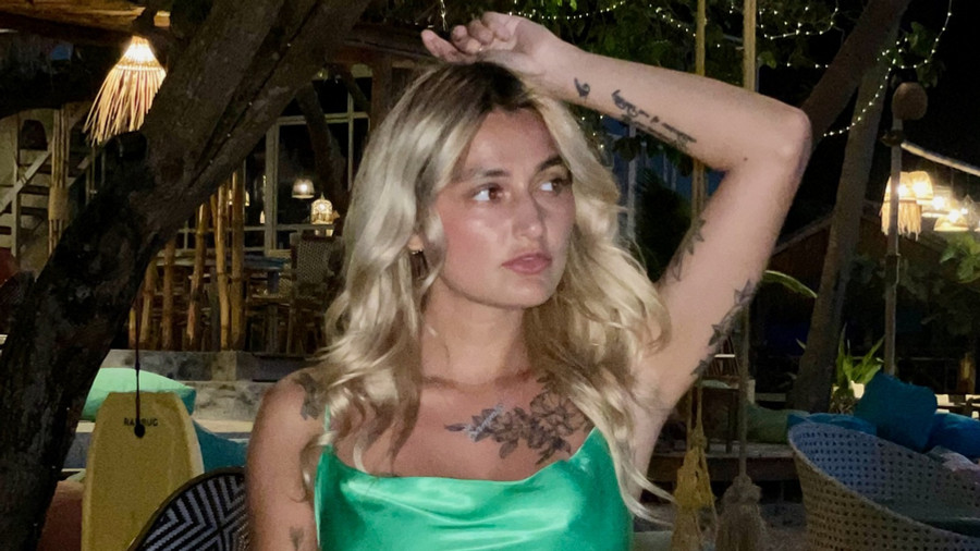 Im hammerg***en Kleid am Beach