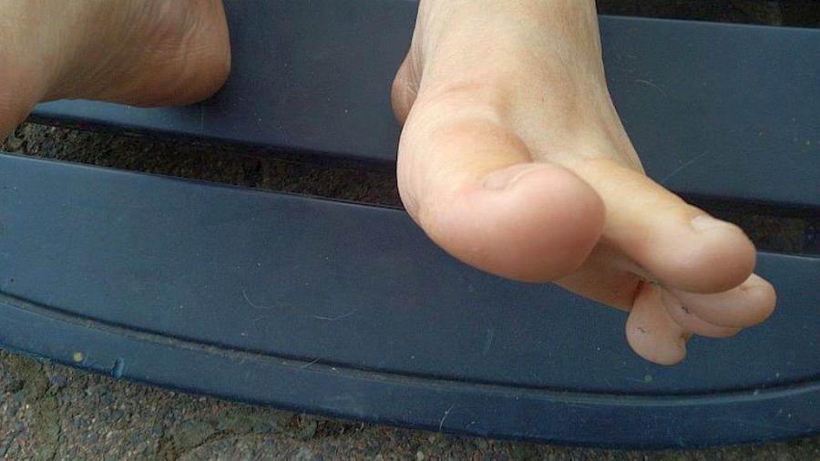 Meine Füße draußen im Garten, auf der Liege