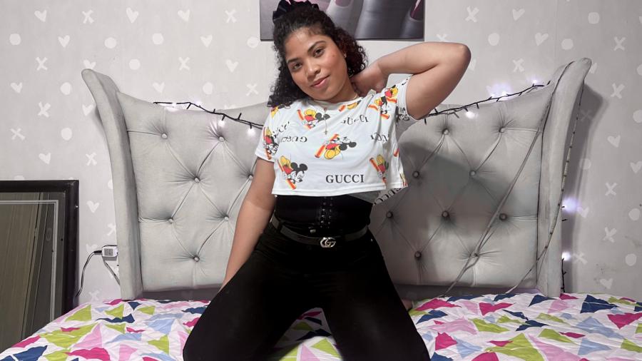 schöne Latina mit großen T****n