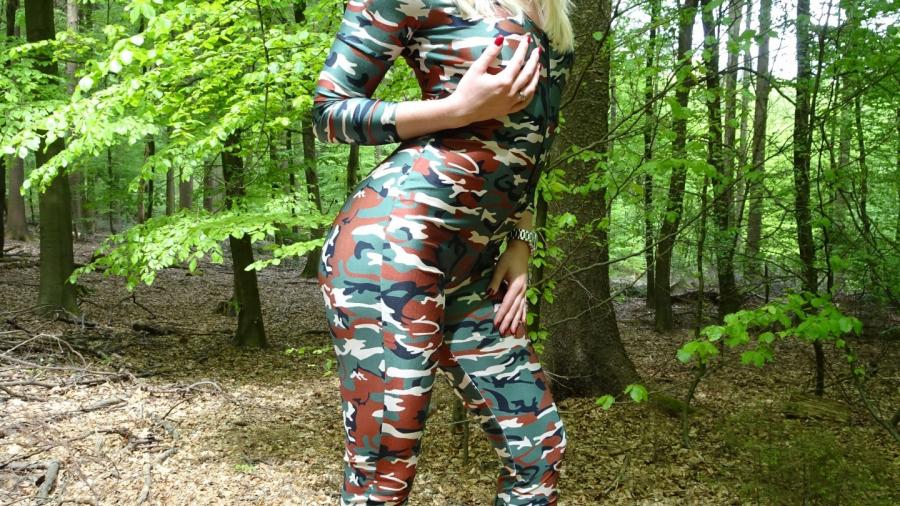 Outdoor Strip im hautengen Tarn Anzug