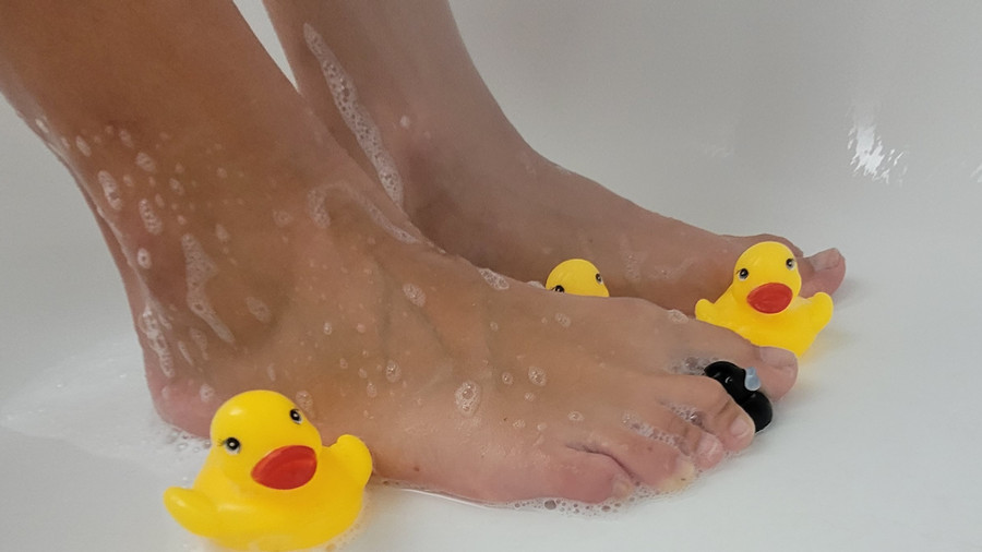 Füße mit Quietschen ente