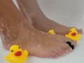 Füße mit Quietschen ente
