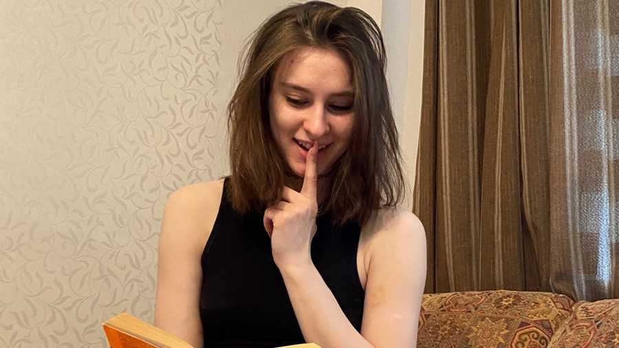 Leseratte auf der suche nach Ablenkung