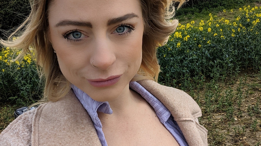 Halb nackt im Rapsfeld