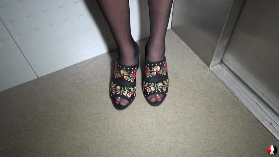 Im Aufzug erkannt - A***hgef**kt