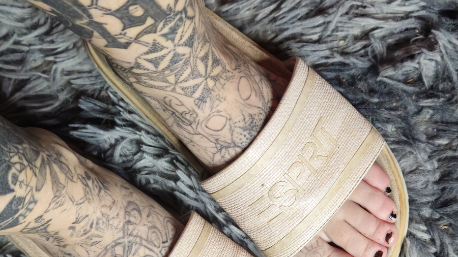 Schwarzer Lack, der Befehle erteilt.