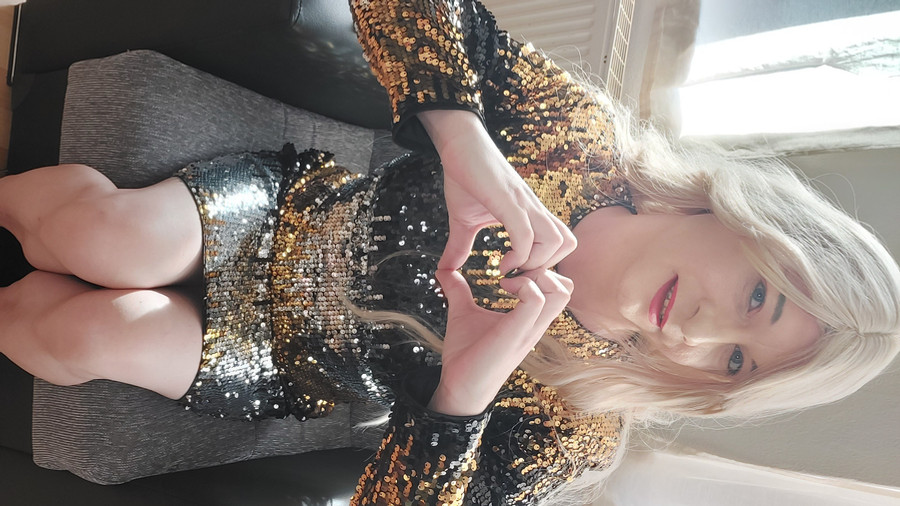 Im süßen Pailletten Kleidchen