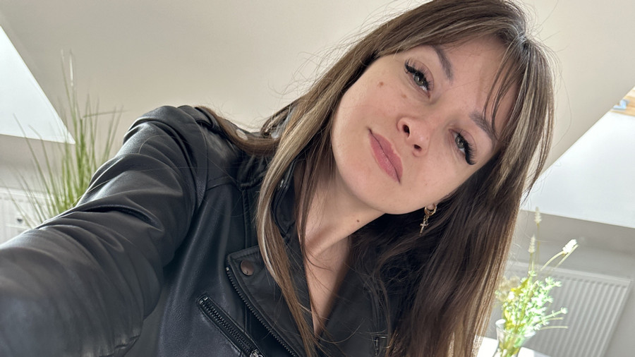 Leder Jacke und enges Höschen