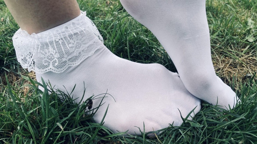 Weiße Feinsöckchen mit Rüsschen kostenlos für dich