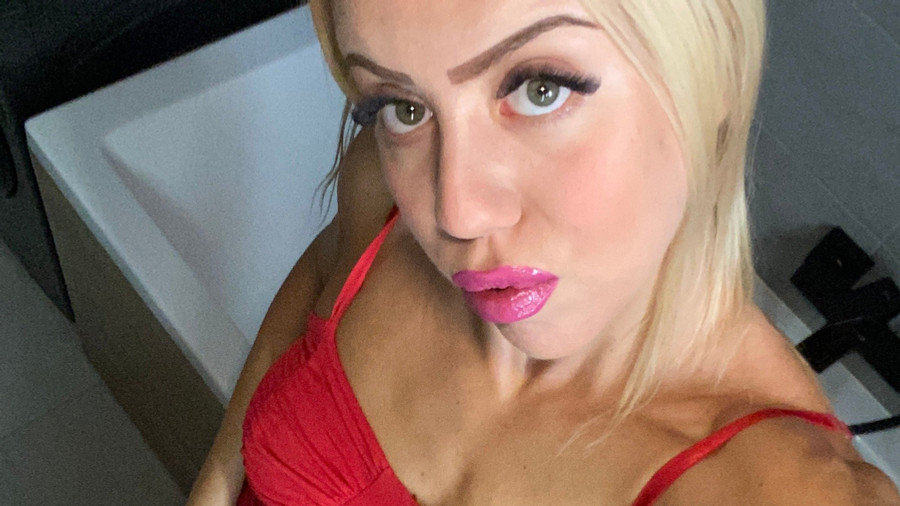 Heiße rote Dessous im Bad