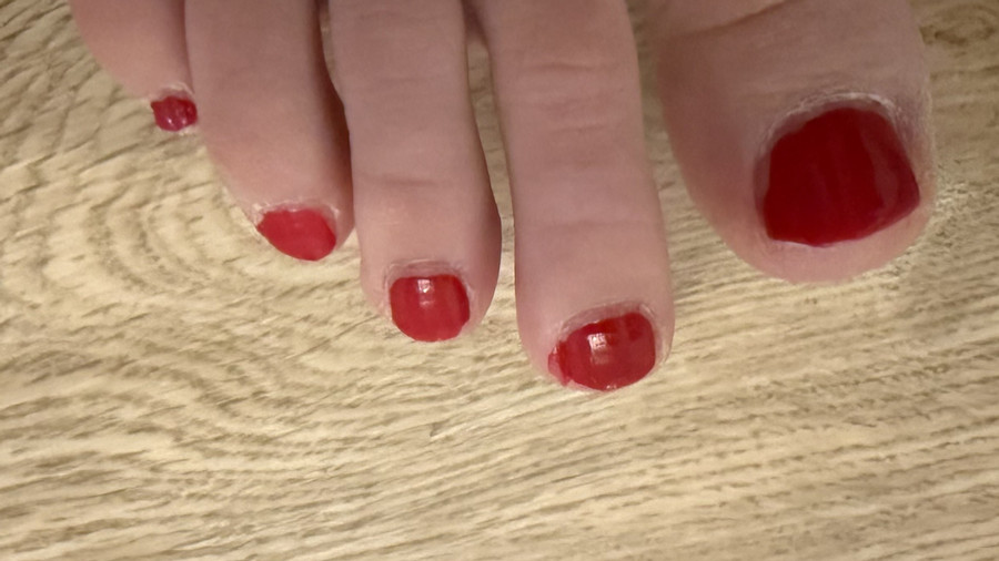 Rot lackierte Füße