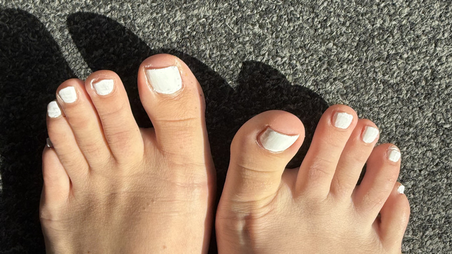 Weiß lackierte Füße