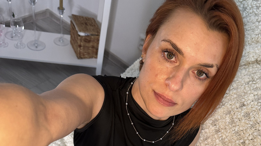 Ich warte im Schlafzimmer auf dich