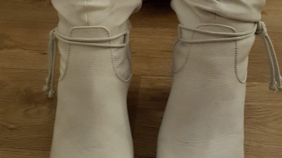 weiße N**tenstiefel nackt anprobiert