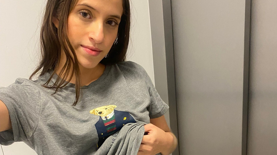 Wir stehen zusammen vor dem Fahrstuhl.