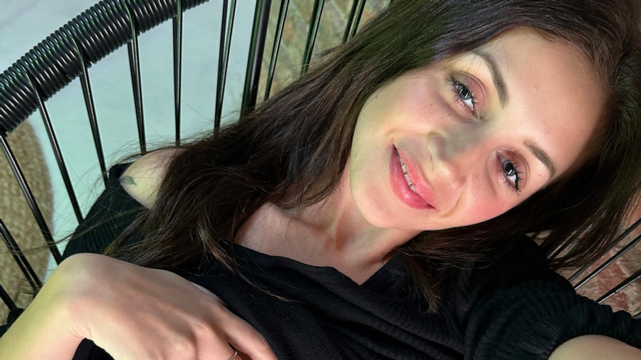 Magst du mir aus den Klamotten helfen?