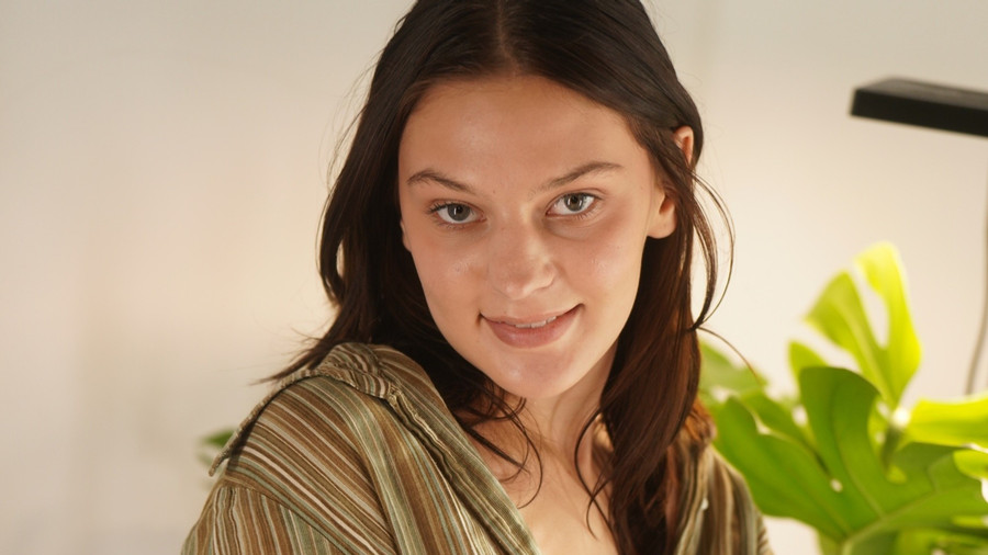 Magst du es, wenn eine Frau mit ihren reizen spielt?