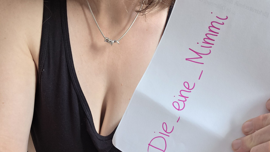 Haarig, nackt und mit Toy