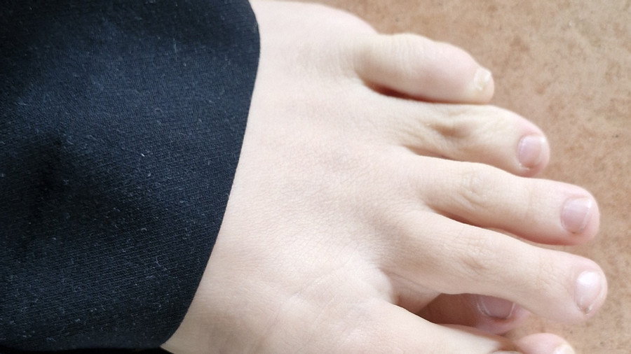 Schüchterne Füsschen sagen Hallo