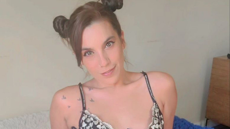 Ich sitze auf der Bettkannte