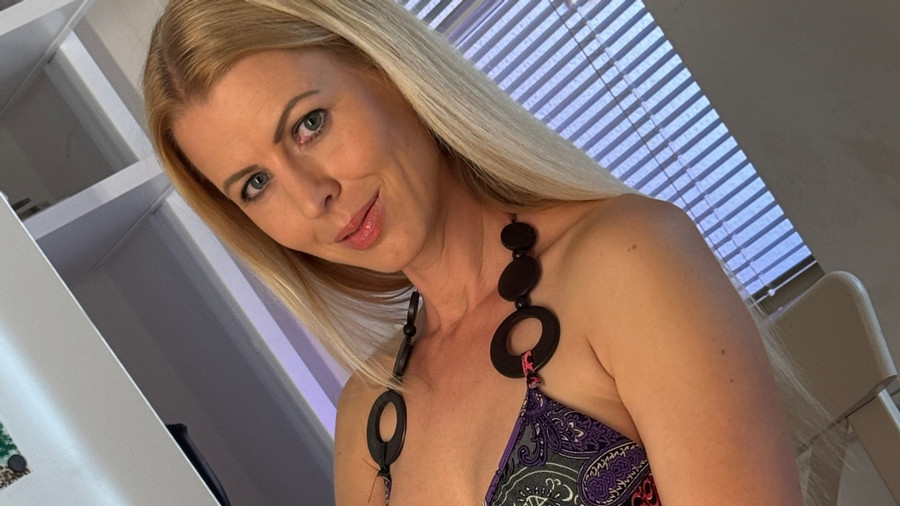 Eine Lady genießt und schweigt