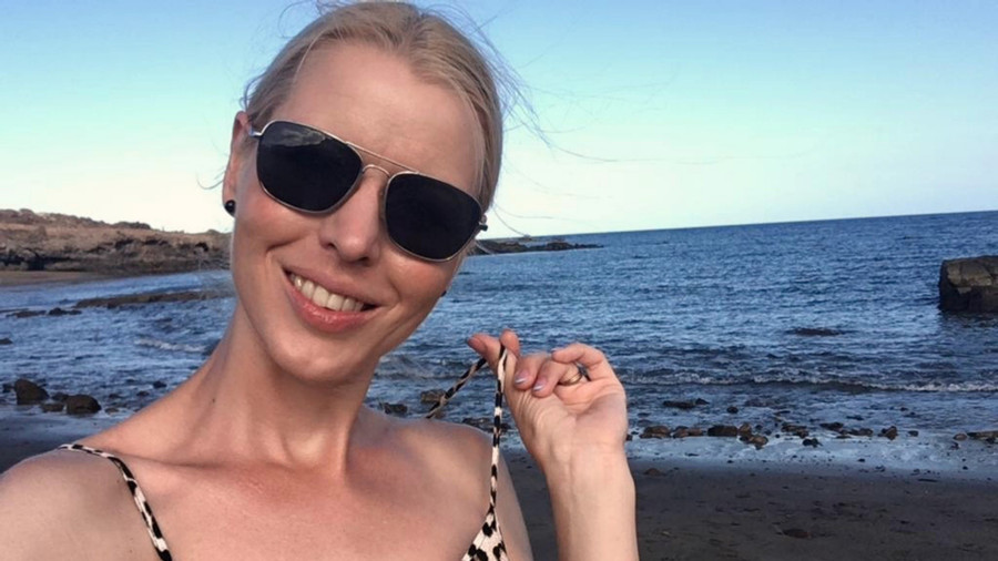 Am Meer, die Sonne geht langsam unter