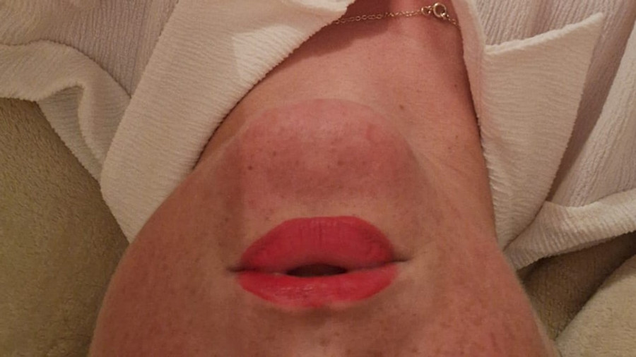 Meine Bluse öffnet sich langsam, darunter wartet eine süsse.....