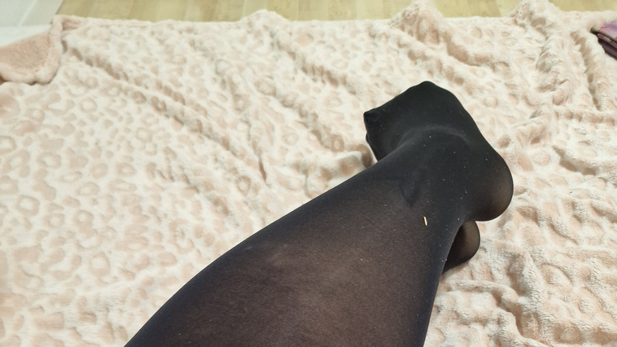 Schwarze Strumpfhose auf meiner Haut