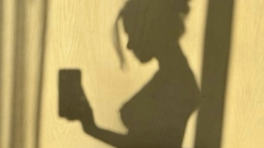 G***e nackte junge Frau