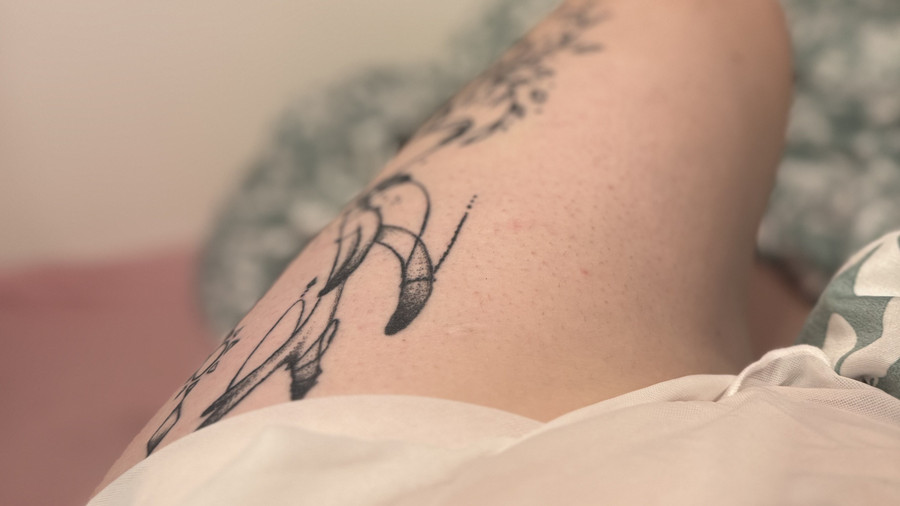 Ich warte im Schlafzimmer…