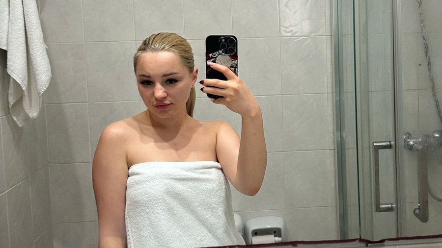 Stripp im Badezimmer