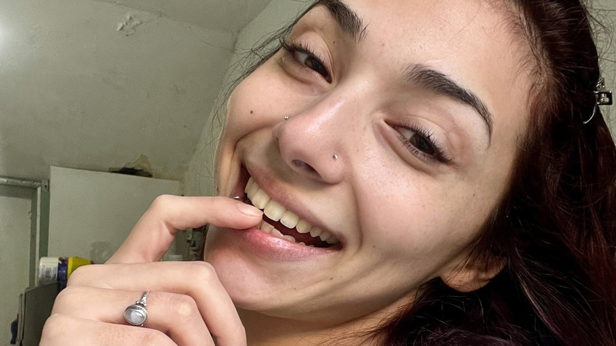 Mit einem Lächeln auf den L****n,