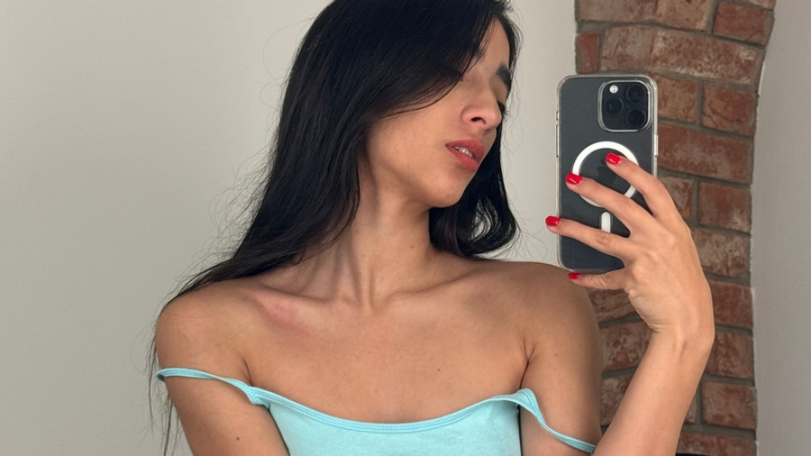 Kleiner Strip vor dem Spiegel