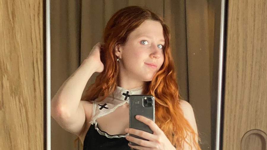 Das Kleid ist gewagt !! *-*