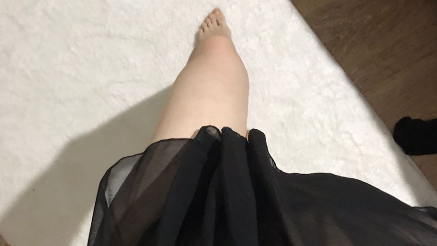 N**s, Dusche, barfuß mit Schaum