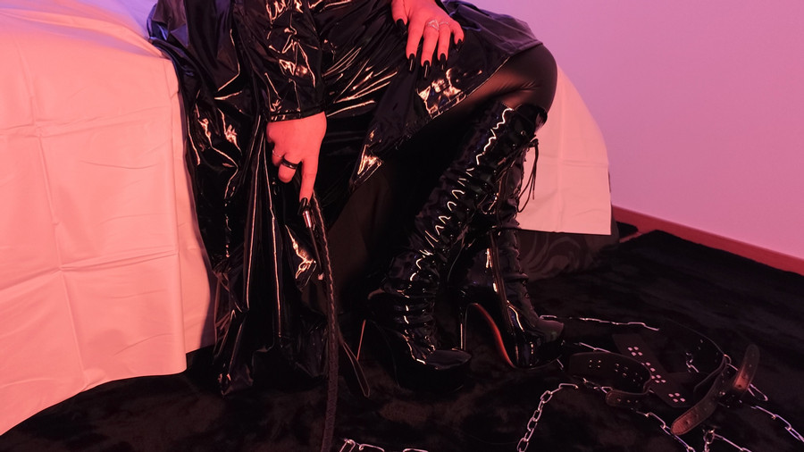Domina: Lackkleid, Stiefel, Lederhose, Korsage, Peitsche uvm ...