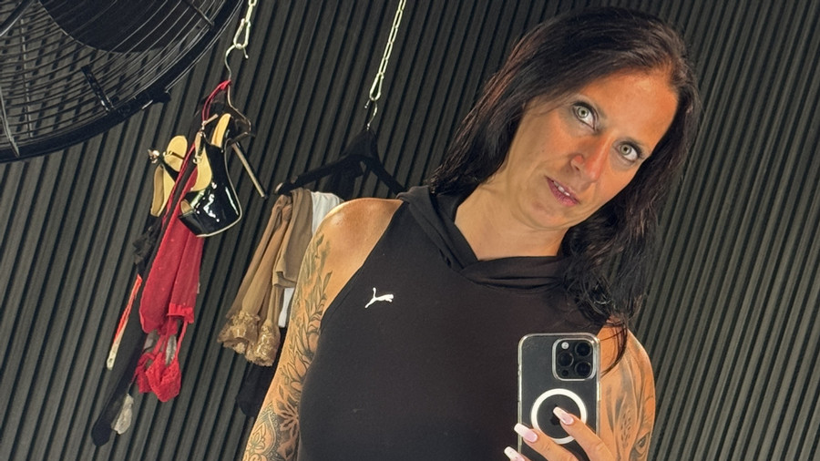 Willst du sehen was ich unter meinem kleinen Schwarzen habe?