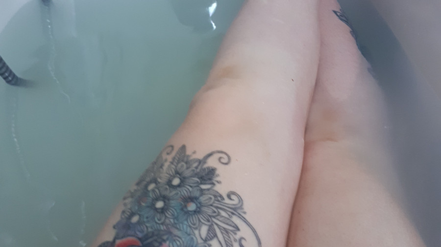 Beine, Wanne, Tattoos