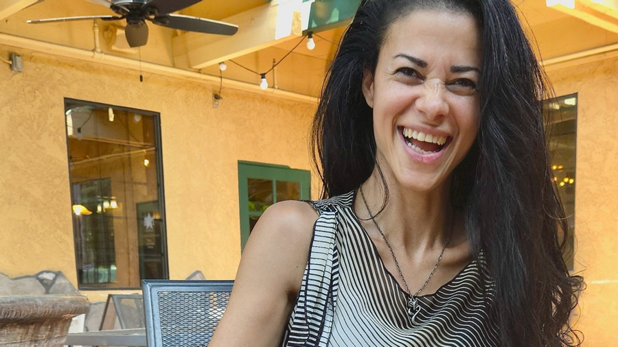 In schwarzen Overknees Stiefel und kurzem Rock..