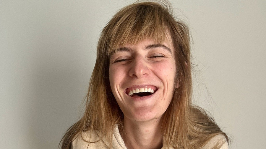 In Jeans und mit guter Laune...