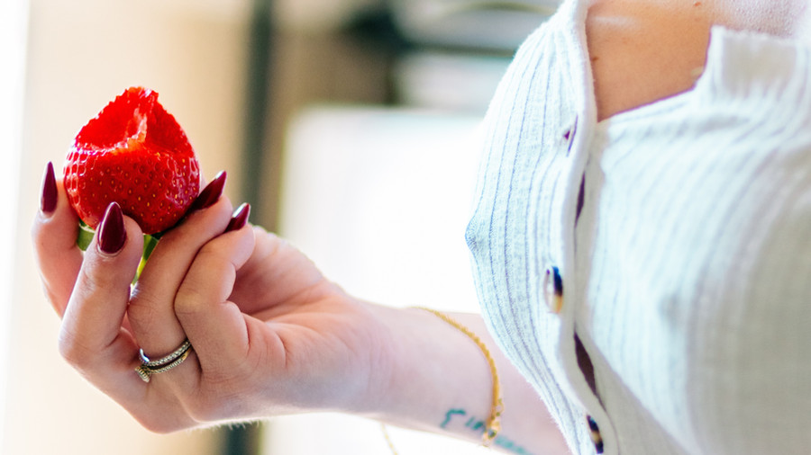 Ich liebe l**kere Sachen in meinem Mund.