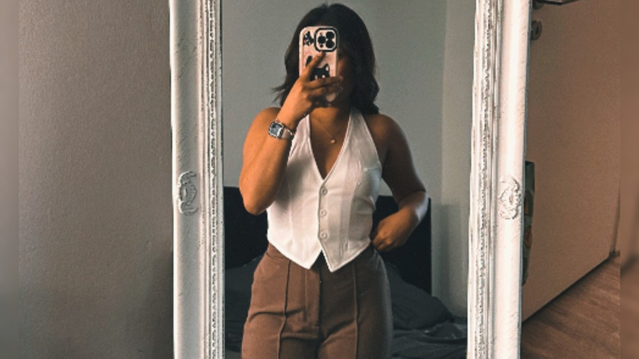 Filipina | 150 cm Braune Haut | Schwarze Haare Weiche Kurven &