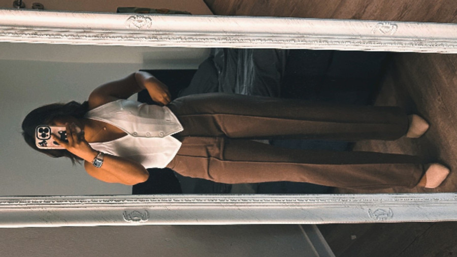 Filipina | 150 cm Braune Haut | Schwarze Haare Weiche Kurven &