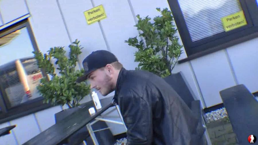 Der arme Junge ist ganz s***f.