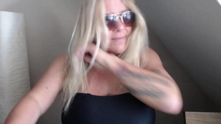 Sexy smoking - Rauchen im Badeanzug