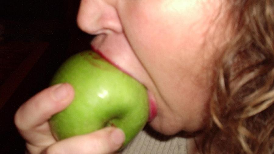 Apfel ganz im M**l gestopft