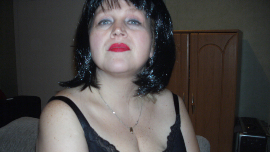 Im BH und mit Perücke