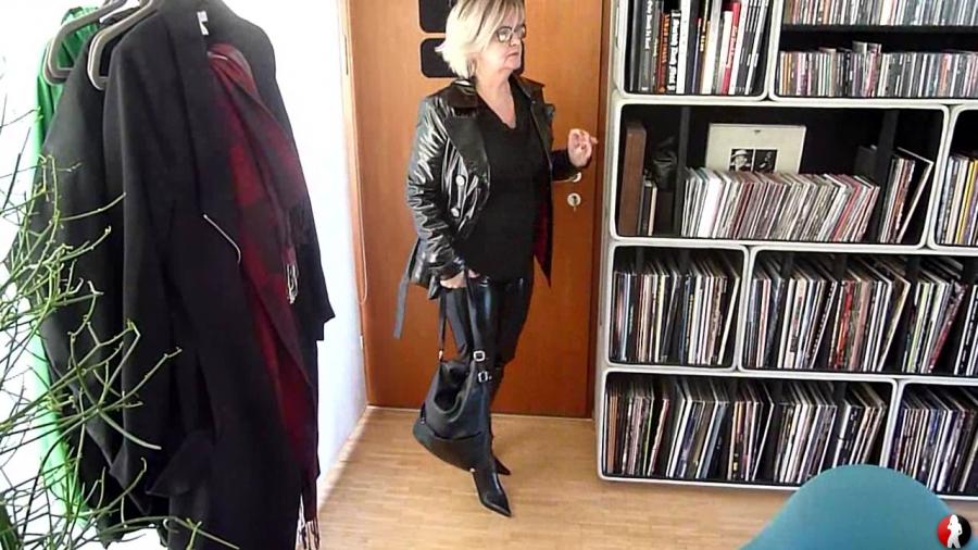 In Lackklamotten einen Footjob verpasst Teil1