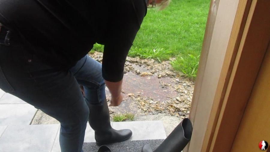 Gummistiefel und rauchen