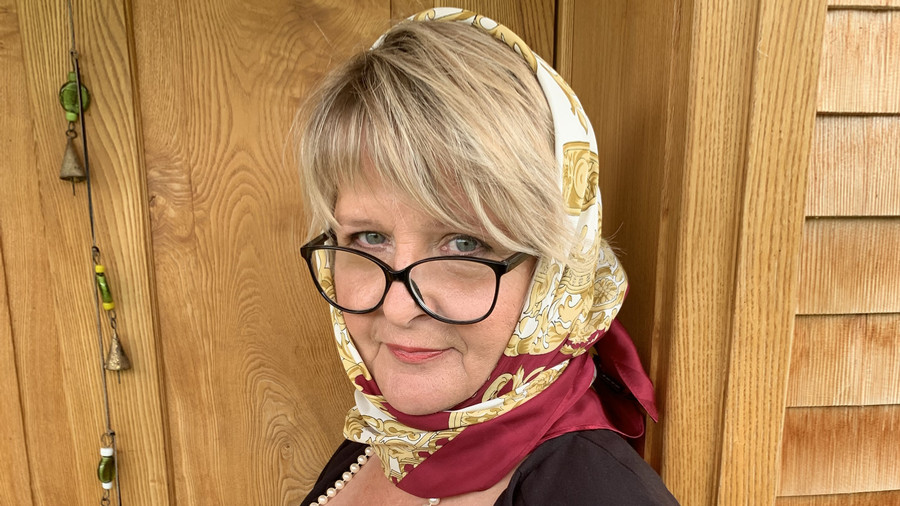 Seidene Grüsse von deiner strengen Lady